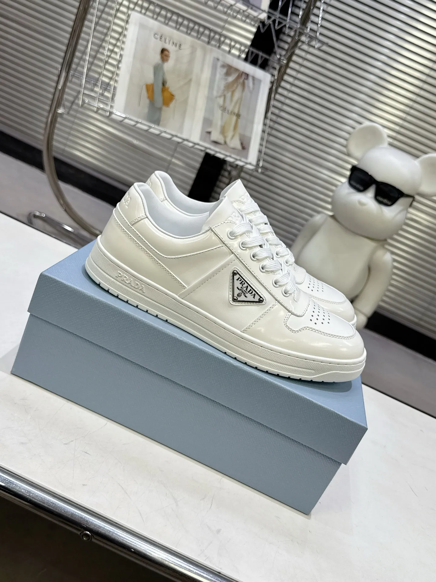 👟👟Ex-factory price 580👟👟 Couple style Prada Latest Downtown Bold series Triangle logo Casual sneakers White shoes Original purchase, development and production Downtown Bold sneakers are inspired by the basketball shoes of the 1980s, with a sporty design and exquisite details. Crafted from perforated leather, the statement platform sole provides a unique, modern style. The Prada logo is interpreted from different angles, decorated with the iconic enameled triangular metal logo, highlighting the unique classic style. Exquisite packaging at the delivery counter🛍📦 ▪️Fabric: Original custom imported first-layer cowhide ▪️Lining: Original imported soft sheepskin ▪️Outsole: Original open-molded rubber bottom material ▪️Size: Women's 35-40 Men's 39-45